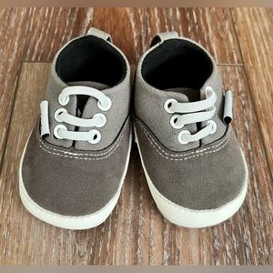 NWOT Unisex Gray Baby Canvas Anti-Slip Sneaker Size 0-6 Months